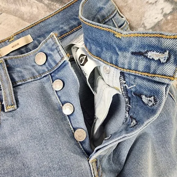 Levi's Wedgie Cropped Jean Button Fly Light Wash Size 24 - Picture 6 of 16